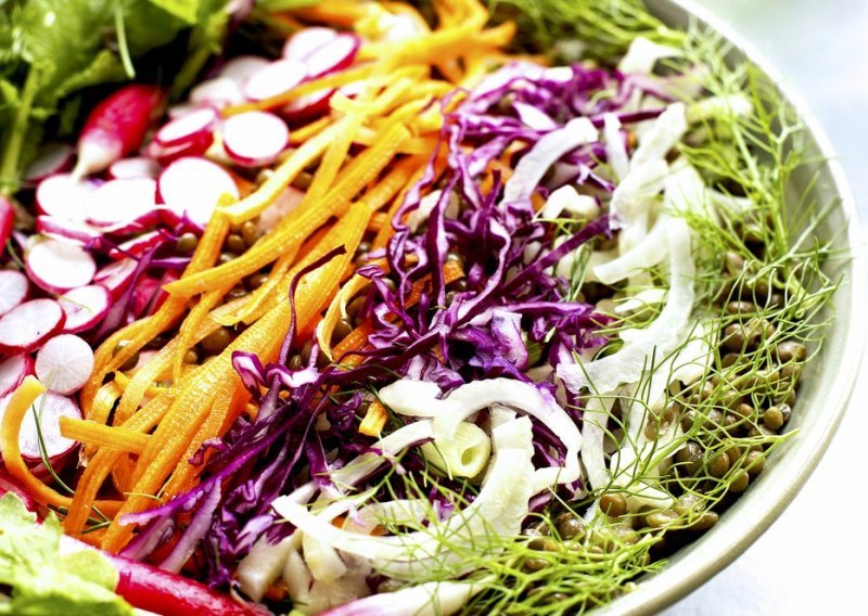 Ova ukusna salata s lećom izvrstan je obrok za one koji žele izgubiti koju kilu