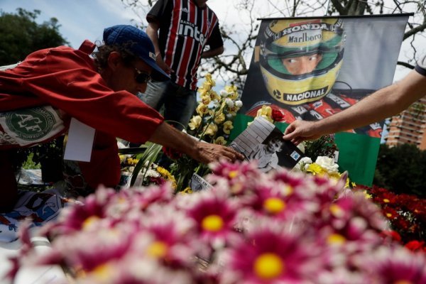 Prije 30 godina poginuo je Ayrton Senna; navijači u Imoli odali počast legendarnom Brazilcu